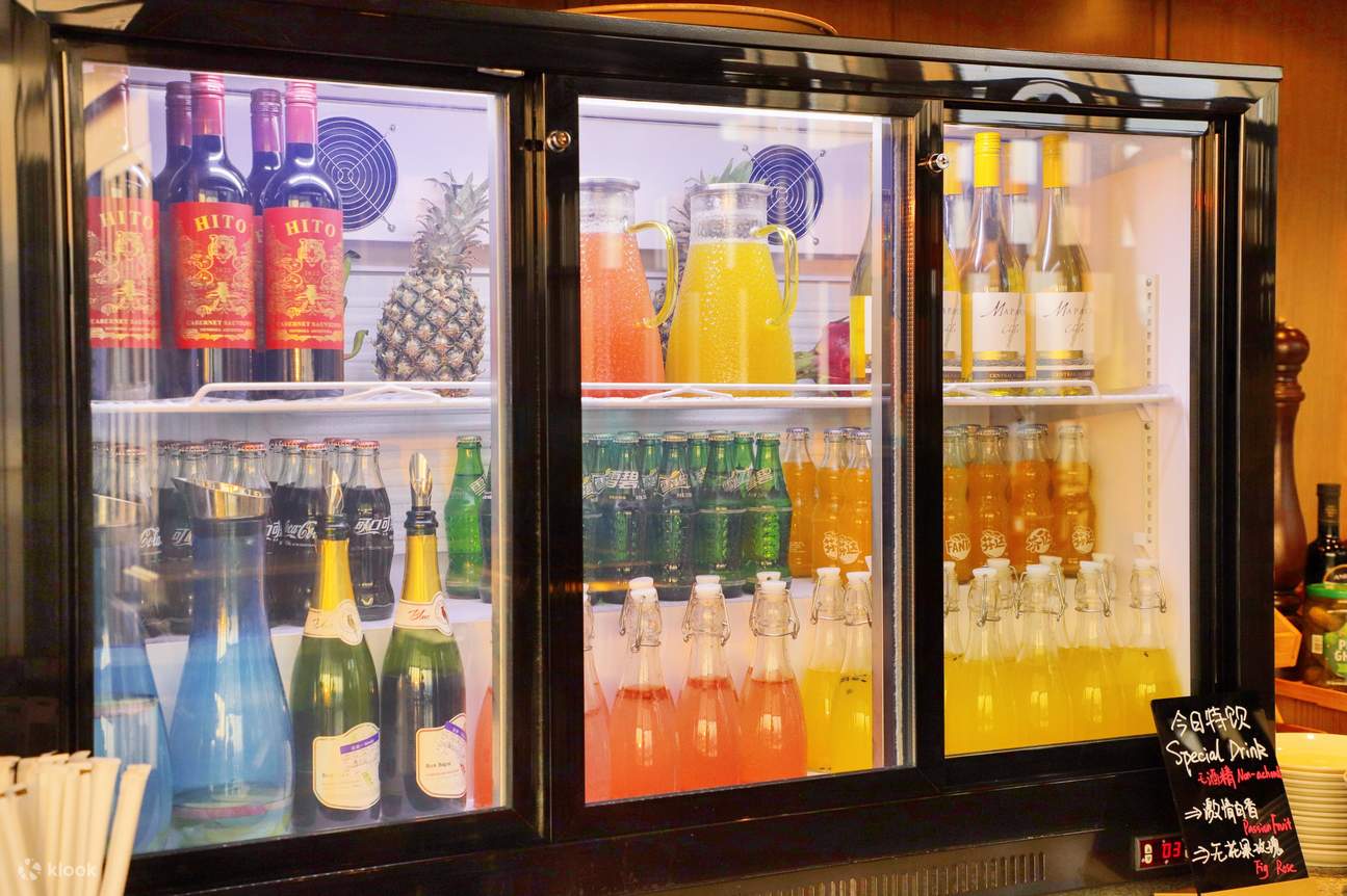 海鮮燒烤自助晚餐作為鹽田凱悅熱賣產品（週四至週日及大陸法定節假日）紅白葡萄酒紮啤暢飲，精選冰鎮海鮮，現場製作壽司，特色鐵板燒，烤肉站，豪華港式燒蠟，西式熱盤，中式熱盤，面檔&精緻湯品，健康沙拉吧，甜品及水果區，另有特別派送以及絕美海景